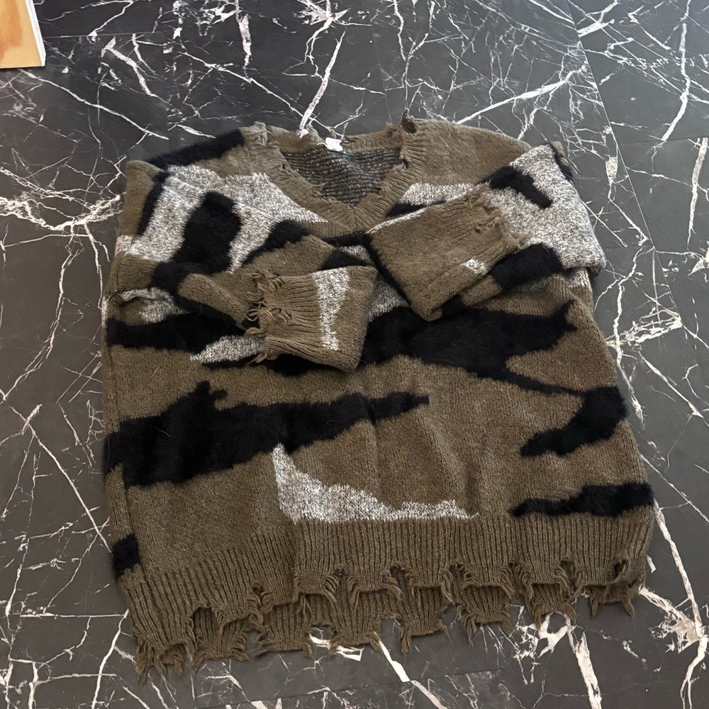 Camo sweater, fun details